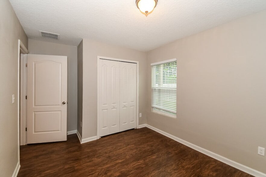 Building Photo - 11049 Snowbrook Ct