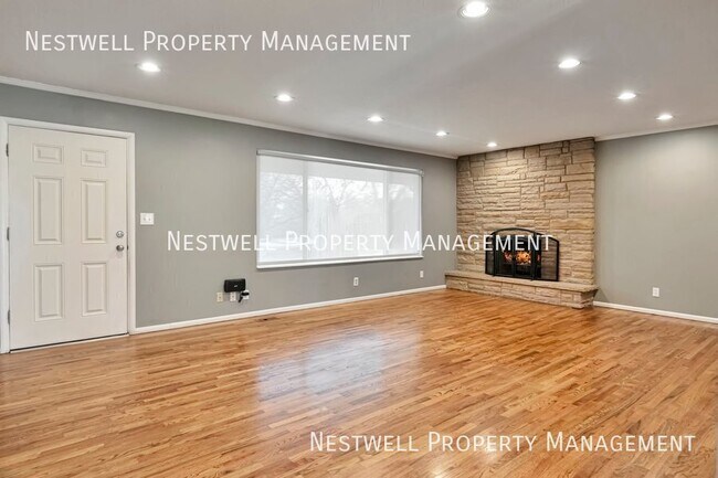 Building Photo - 1335 E Maplewood Cir