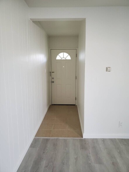 Front entrance with tiled floor - 4138 Redondo Beach Blvd
