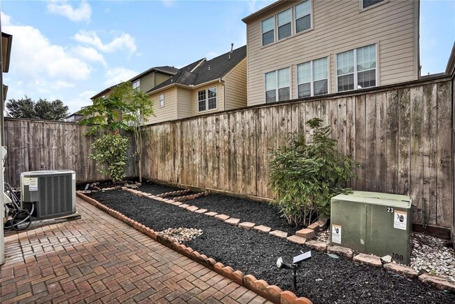 Building Photo - 2615 Cheshire Oaks Dr