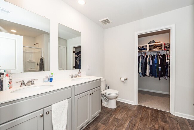 Building Photo - 3 Bedroom, 2.5 Bathroom Townhome in Caroli...