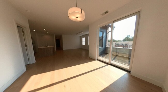 Building Photo - 1121 Greenleaf Ave