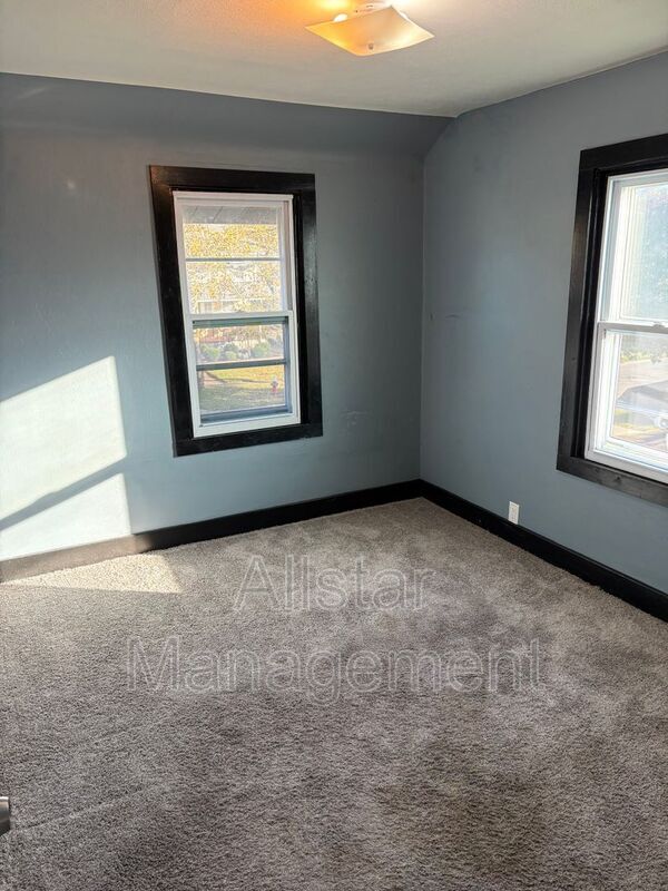 Building Photo - 1135 W 12th St