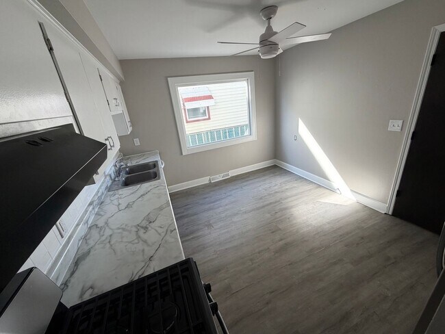 Building Photo - 516-518-518 S 70th St