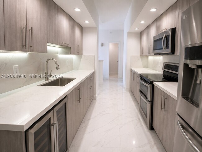Building Photo - 6917 Collins Ave