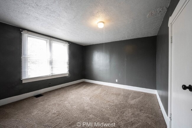 Building Photo - Charming 2 Bed Duplex in Indianapolis with Spacious Layout and Prime Location!