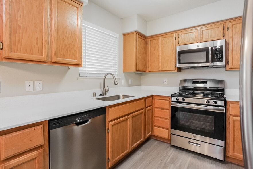 Building Photo - 7332 Backstretch Dr