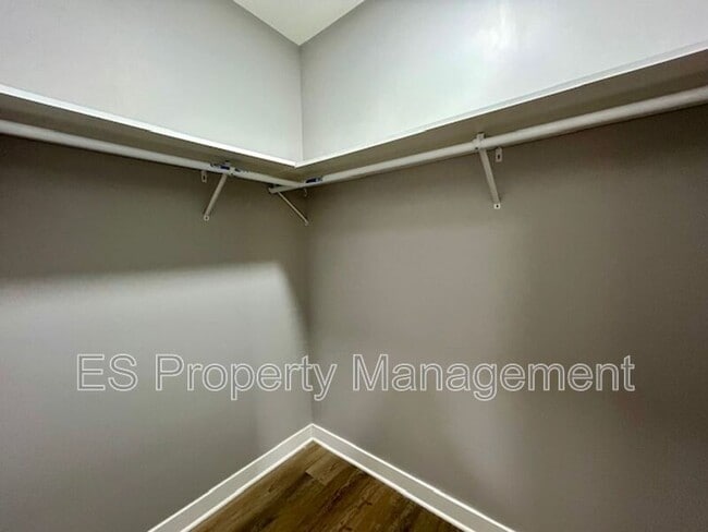 Building Photo - 321 N Kealing Ave