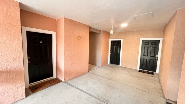 Building Photo - Two Bedroom in Metrowest AVAILABLE NOW!