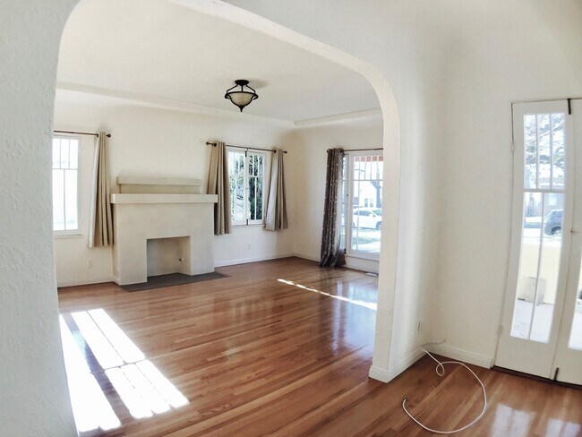 Building Photo - SFM Remodeled Home In Glendale with a Large Backyard.
