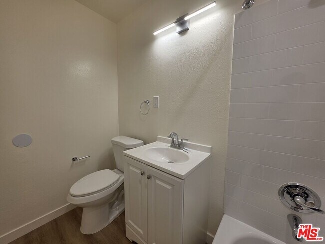 Building Photo - 2400 Vanderbilt Ln