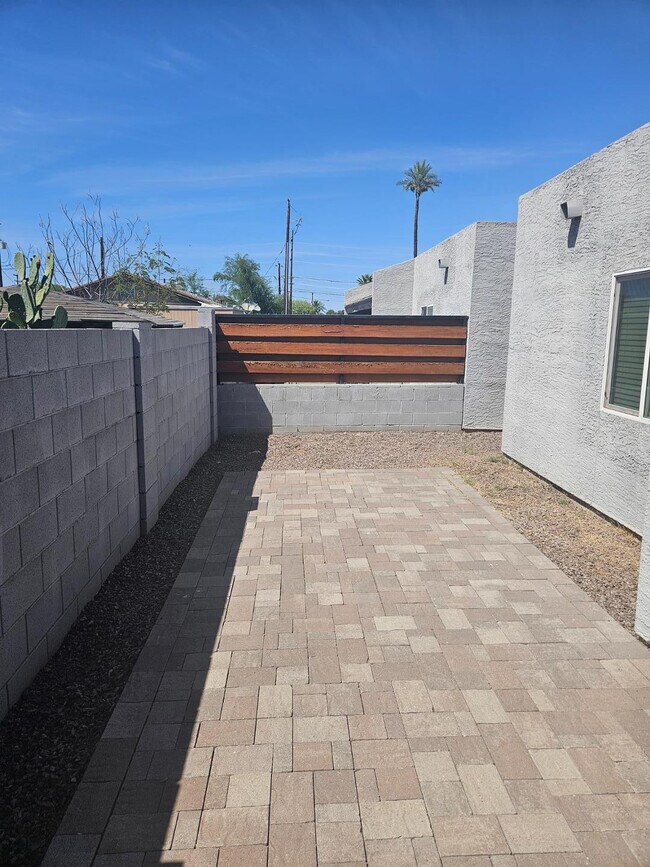 Building Photo - 935 E Roma Ave