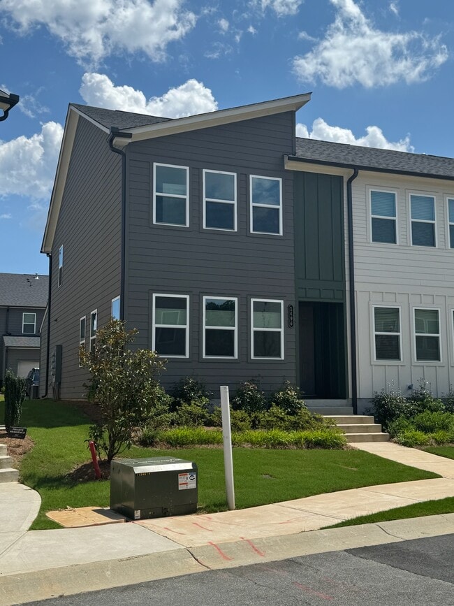 Building Photo - 1496 Pinedale Crst NW