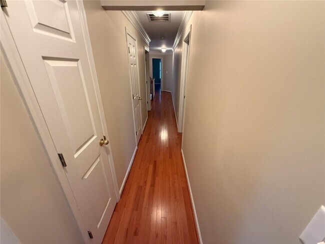 Building Photo - 715 Apsley Way