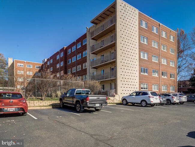 Building Photo - 200 N Maple Ave