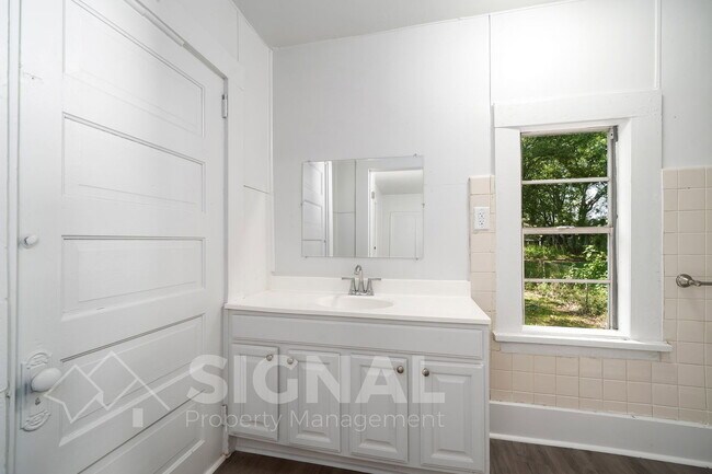 Building Photo - 512 16th St SW