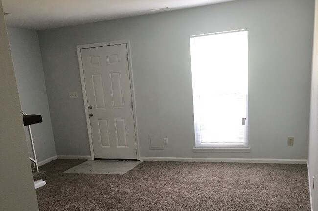 living room - 2613 Wynterhall Rd SE