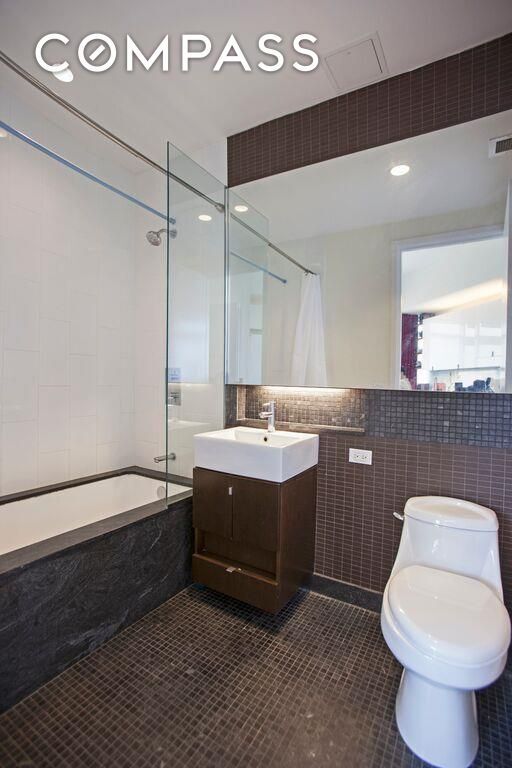 Building Photo - 10-17-17 Jackson Ave