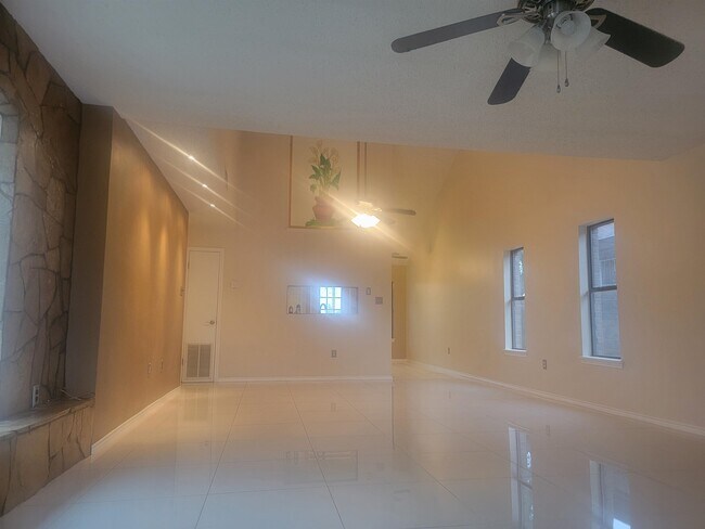 Building Photo - 702 Zebra Dr