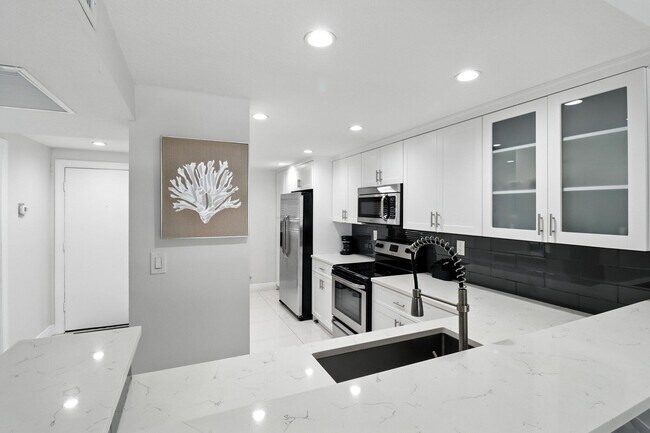 Building Photo - 6 Royal Palm Way