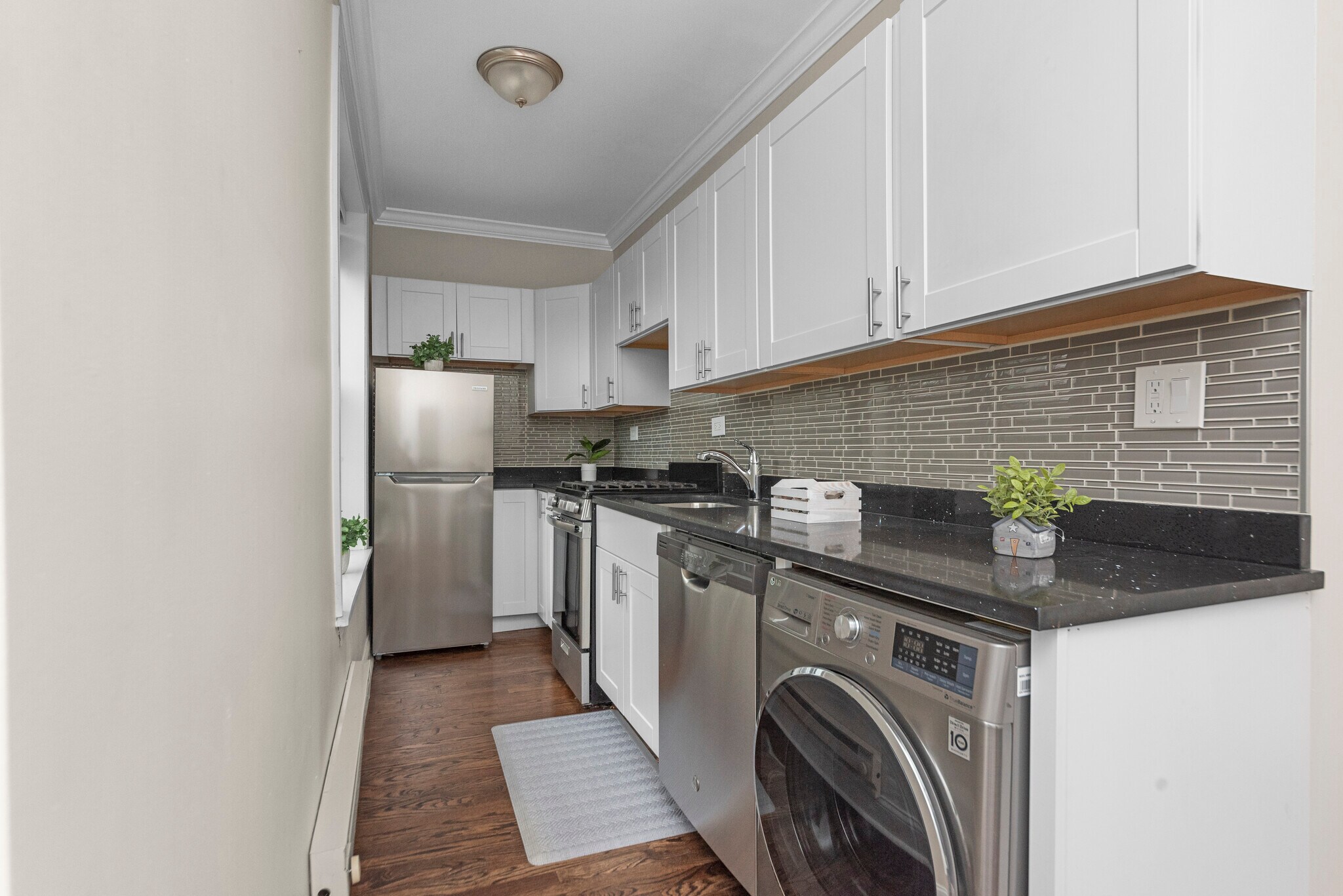 Building Photo - 917 W Waveland Ave