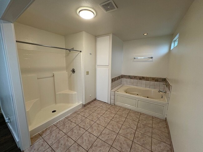 Building Photo - Spacious SE Tulare Home Near Shopping Centers coming soon!