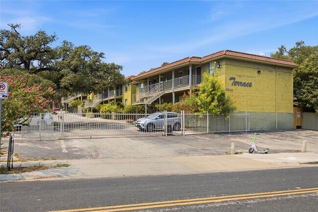 Building Photo - 2302 East Side Dr