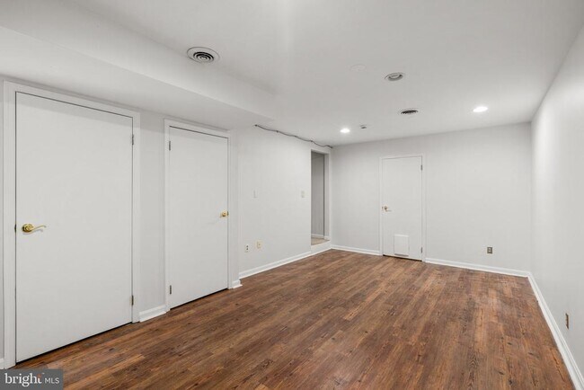 Building Photo - 1120 S Kenwood Ave
