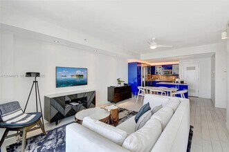 Building Photo - 3101 Bayshore Dr