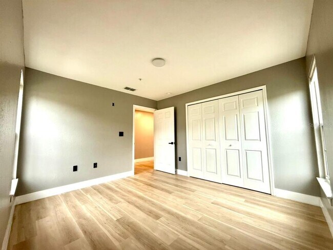 Building Photo - 5455 Vineland Rd