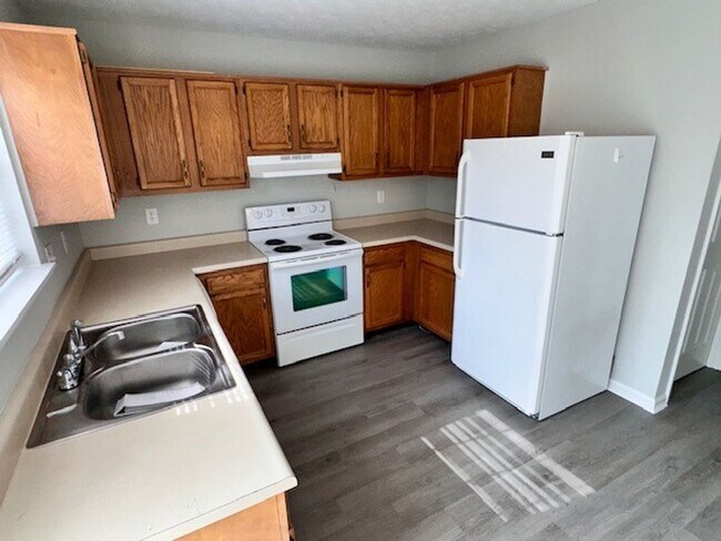 Building Photo - Lovely Townhouse in Winchester! All Electric, Off-Street Parking, W/D Hookups, Small Pets Ok!