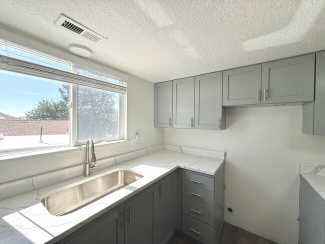 Building Photo - Open House June 20th | 3 Bedroom Townhome in Holladay