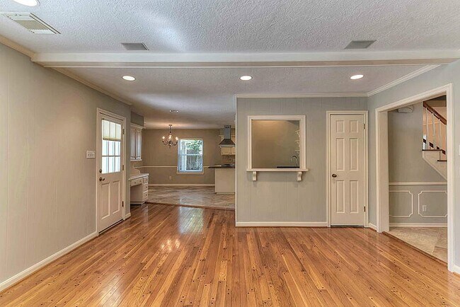 Building Photo - 14627 Carolcrest Dr