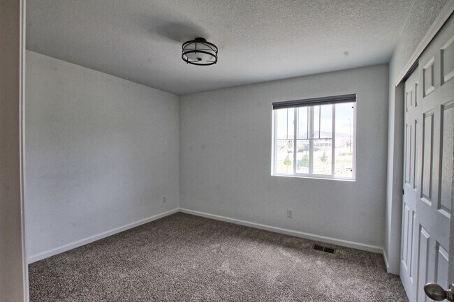 Building Photo - 3 bed 2.5 bath Crystal Valley Ranch home b...