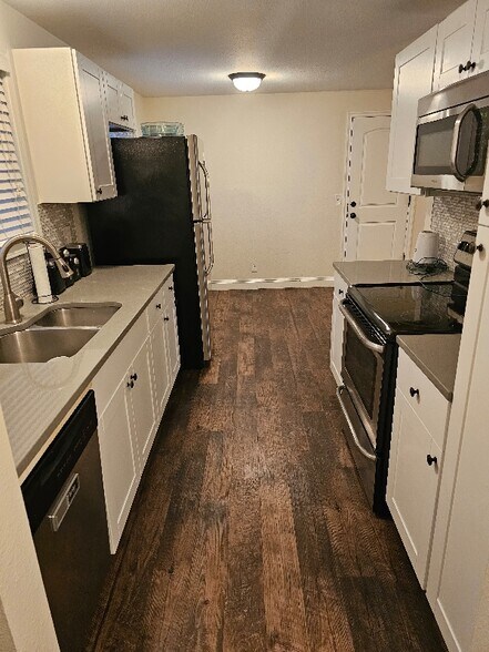 Building Photo - 905 Denise Ct SE