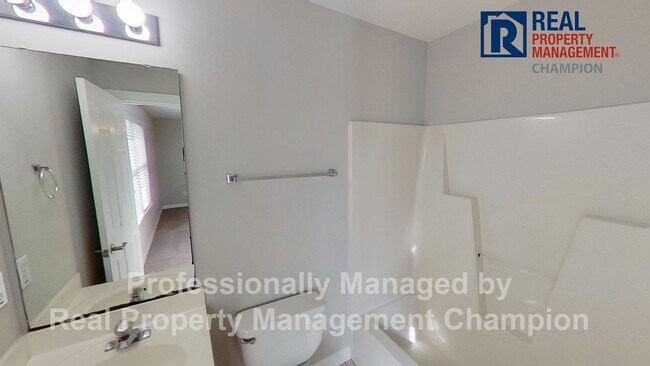 Building Photo - Fabulous End Unit Townhome with Three Master Bedrooms