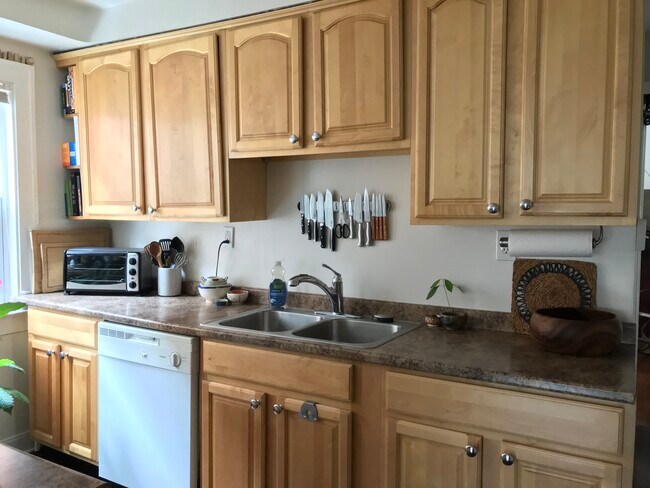 Building Photo - 2660 Mayfield Rd