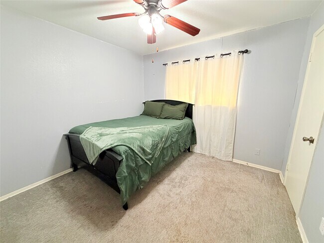 Building Photo - 14790 Cypress Dr