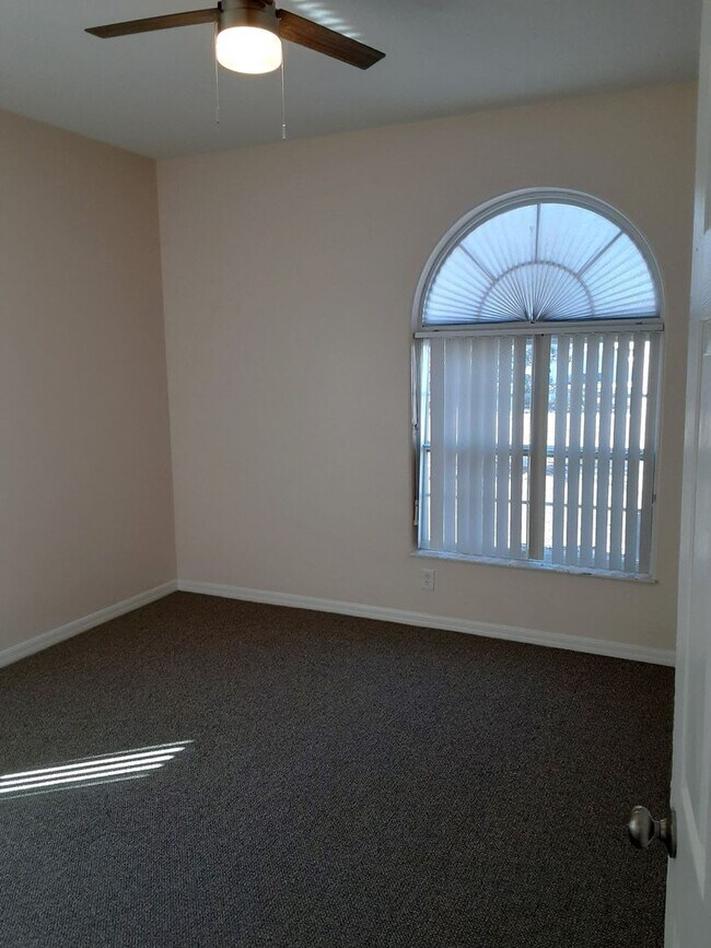 Building Photo - Move In Special