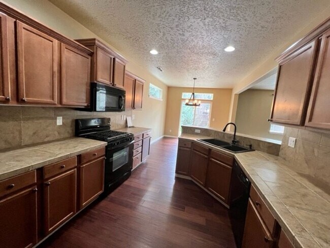 Building Photo - Three Bedroom in SW Bend Aspen Rim Neighborhood