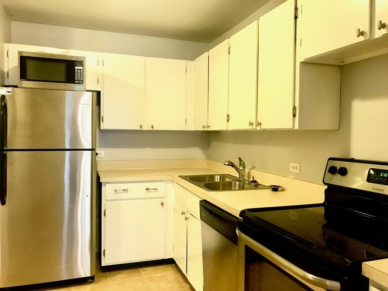 Primary Photo - 2020 N Lincoln Park W