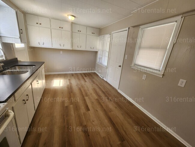 Building Photo - $1,195 - 3 bedroom/ 1 bathroom - Single Family Home