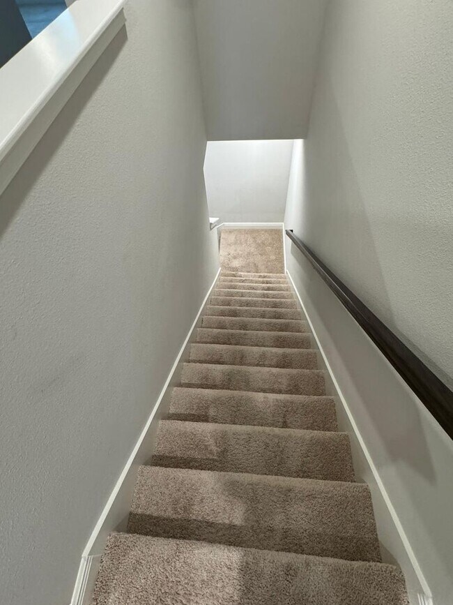 Building Photo - Beautifully maintained 3-bedroom, 2.5-bath townhome