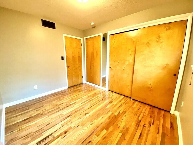 Building Photo - 4 Bedroom 2.5 bath on Central Rim minutes from downtown