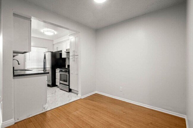 Building Photo - 607 Flores St