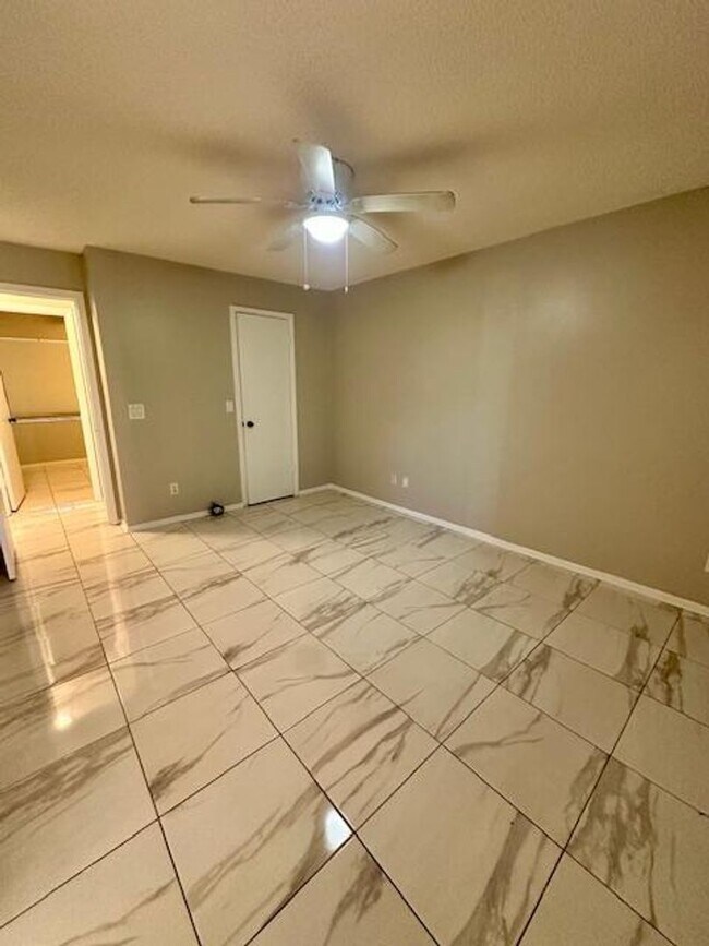 Building Photo - COZY 2/2 DUPLEX