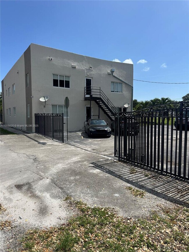 Building Photo - 2500 NE 192 St