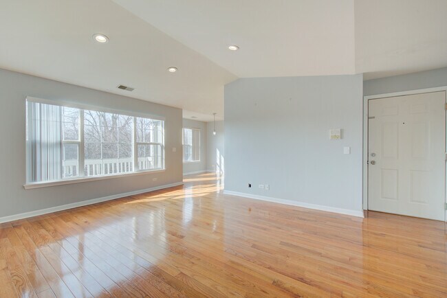 Building Photo - 974 N Village Dr