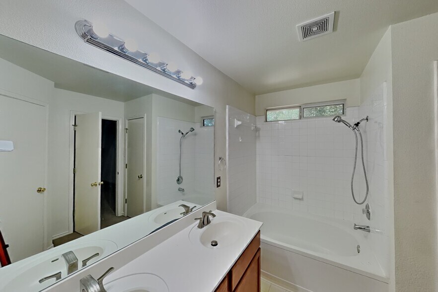 Building Photo - 4611 Echo Lake Dr