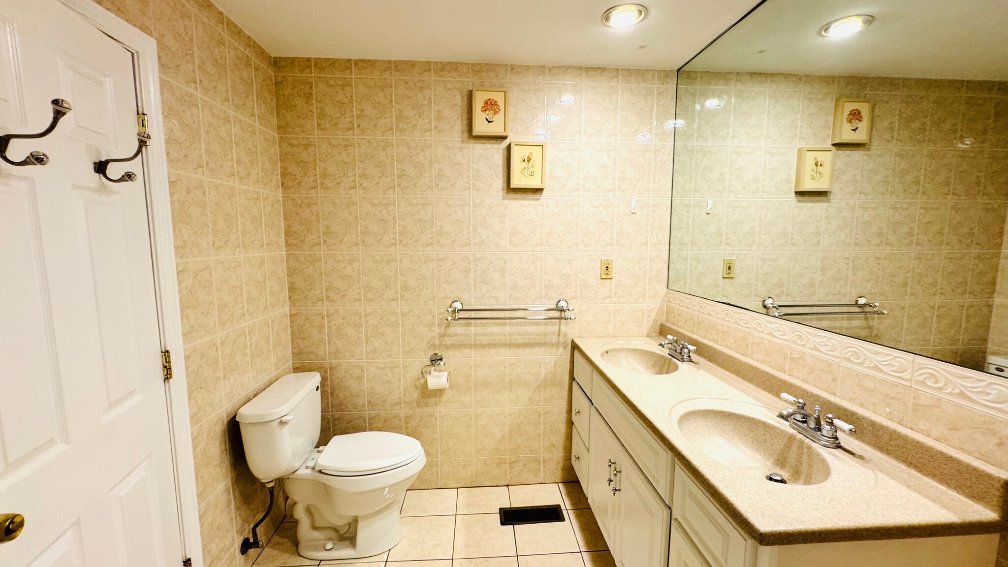 Bathroom 1 - 7 Oak St